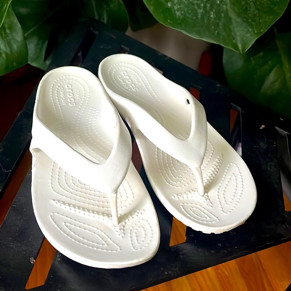 Crocs Kadee white flip flops 🐊